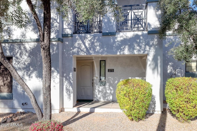 view of exterior entry with stucco siding