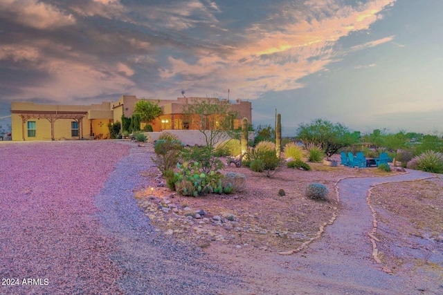 view of yard at dusk