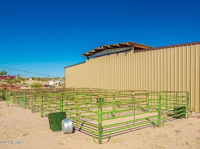 view of yard featuring an outdoor structure