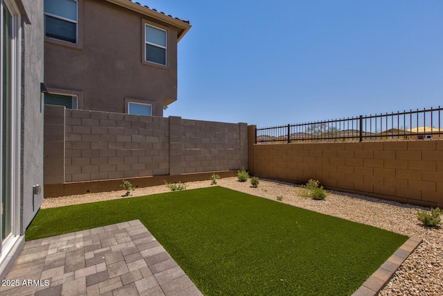 21047 N 58th Way, Phoenix, AZ 85054 - view of yard with a patio area