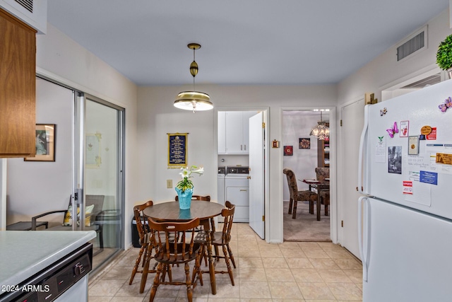 dining area with visible vents and washer and dryer