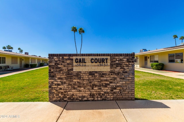 community sign featuring a yard