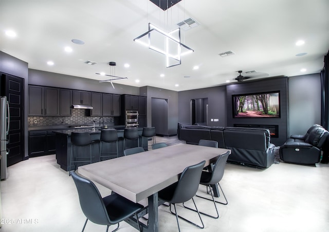 dining room with ceiling fan