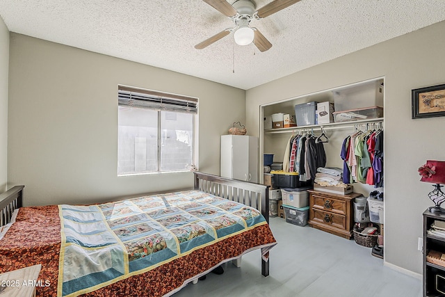 bedroom featuring a closet, a textured ceiling, and ceiling fan
