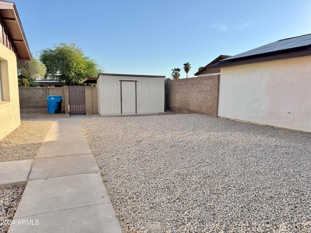 view of yard featuring a storage unit