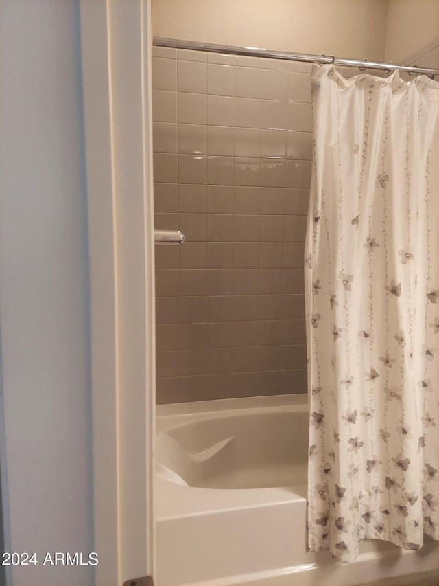 bathroom featuring shower / bath combo