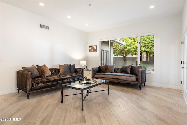 living area featuring light wood finished floors, visible vents, recessed lighting, and baseboards