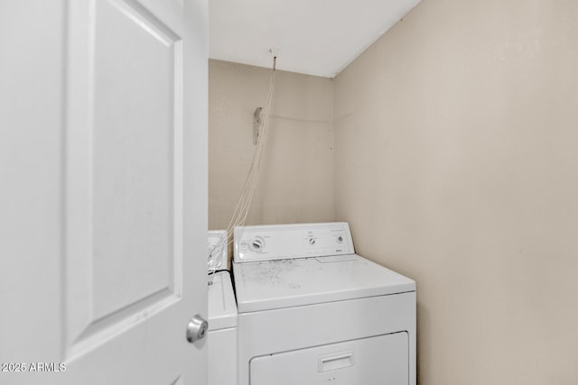 clothes washing area with washer / clothes dryer and laundry area