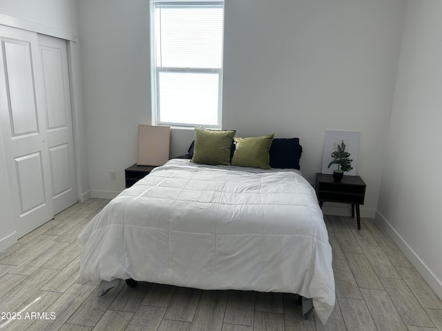 4602 N 47th Ave N, Phoenix, AZ 85031 - bedroom featuring light wood-style flooring, baseboards, and a closet