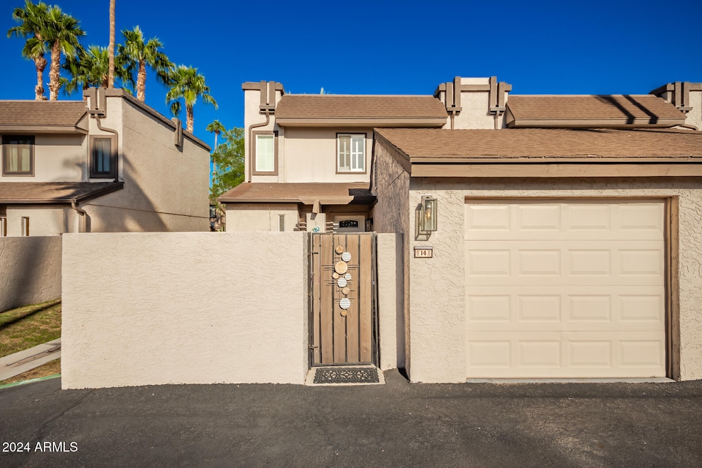 view of front facade featuring a garage