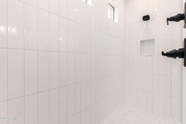 full bathroom featuring tiled shower