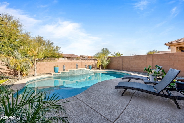 view of swimming pool