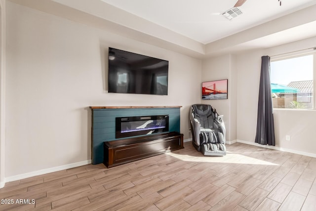 sitting room with ceiling fan