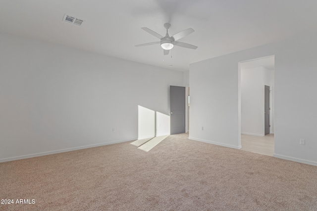 carpeted empty room featuring ceiling fan