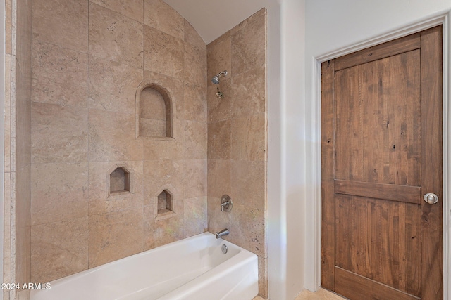 bathroom featuring tiled shower / bath combo