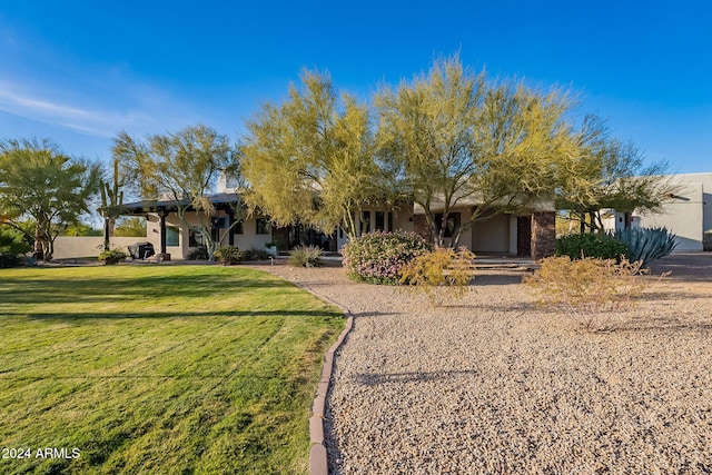 view of front of property featuring a front yard