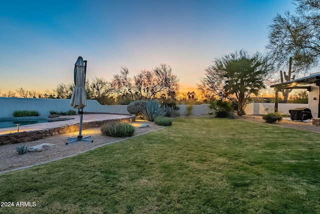 view of yard at dusk