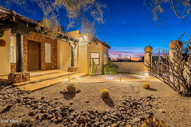 view of yard at dusk