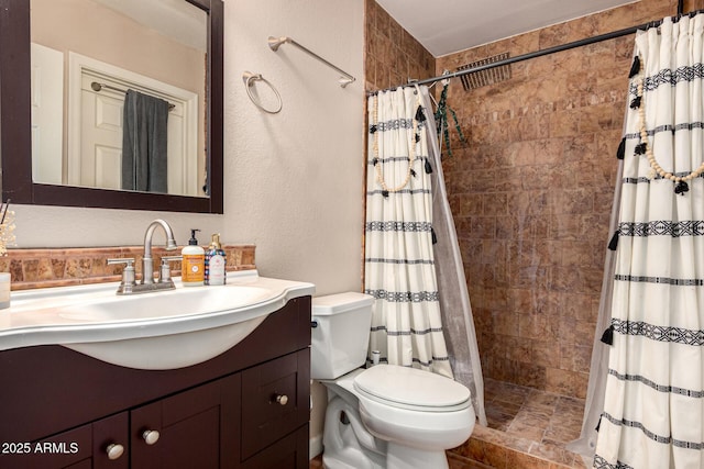 1507 W Mesquite Ave, Apache Junction, AZ 85120 - bathroom featuring toilet, vanity, tiled shower, and a textured wall