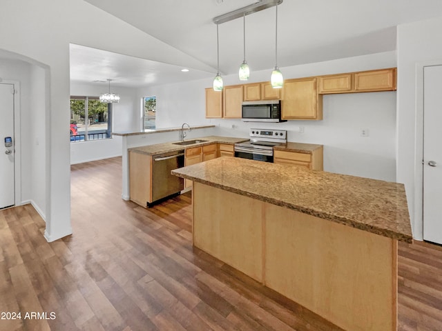 kitchen featuring stainless steel appliances, sink, kitchen peninsula, lofted ceiling, and light hardwood / wood-style flooring