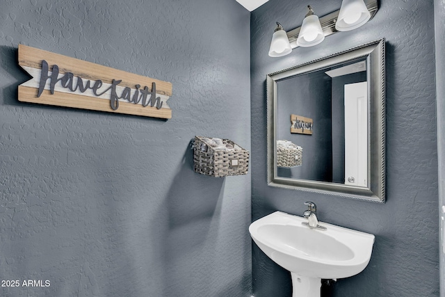 2412 W Camp River Rd, San Tan Valley, AZ 85144 - bathroom featuring a textured wall and a sink