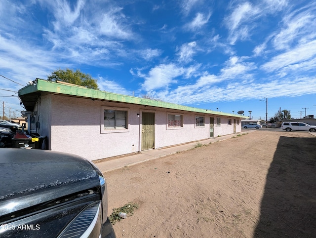 ranch-style house featuring stucco siding