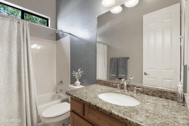 full bathroom featuring shower / bath combo with shower curtain, toilet, and vanity