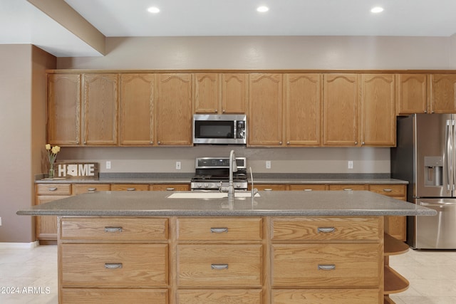 kitchen featuring sink, an island with sink, stainless steel appliances, and light tile patterned flooring