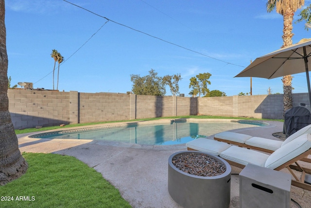 view of swimming pool