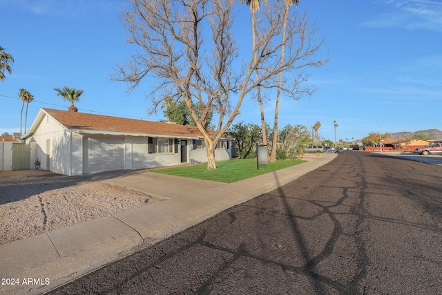 view of front of house featuring a garage and a front yard