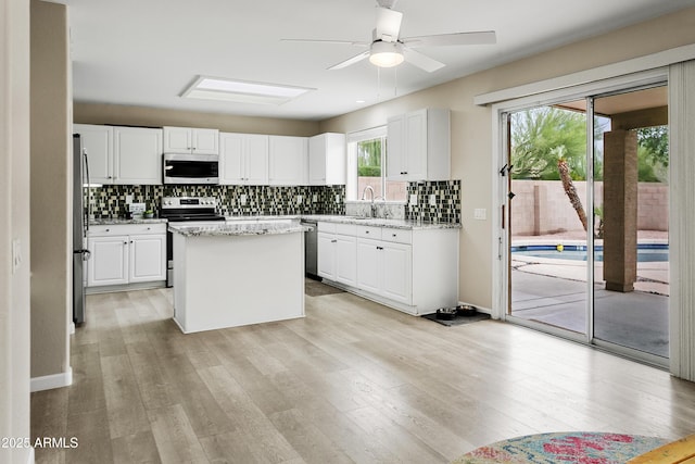 3126 W Stephens Pl, Chandler, AZ 85226 - kitchen featuring stainless steel appliances, a sink, backsplash, a kitchen island, and ceiling fan