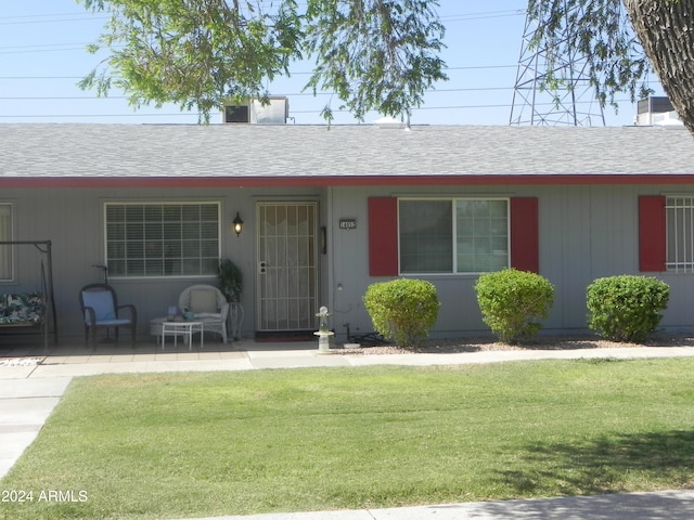 ranch-style house featuring a front lawn