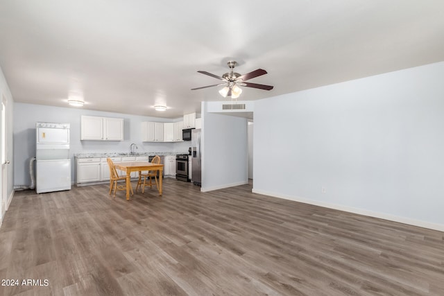 kitchen with ceiling fan, sink, white cabinetry, stainless steel appliances, and light hardwood / wood-style floors