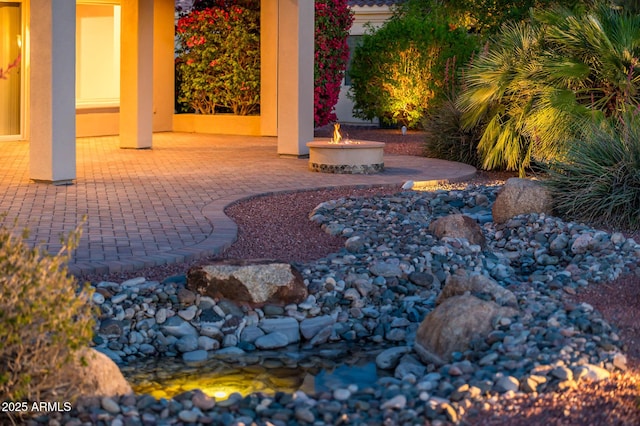 view of yard featuring a fire pit