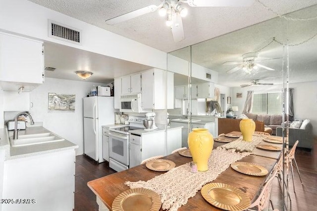 14261 N Oakwood Ln, Fountain Hills, AZ 85268 - dining space with dark wood-type flooring, a textured ceiling, visible vents, and a ceiling fan