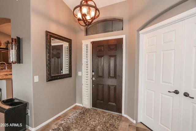 foyer with sink and a notable chandelier