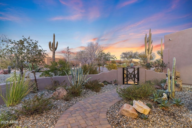 view of yard at dusk