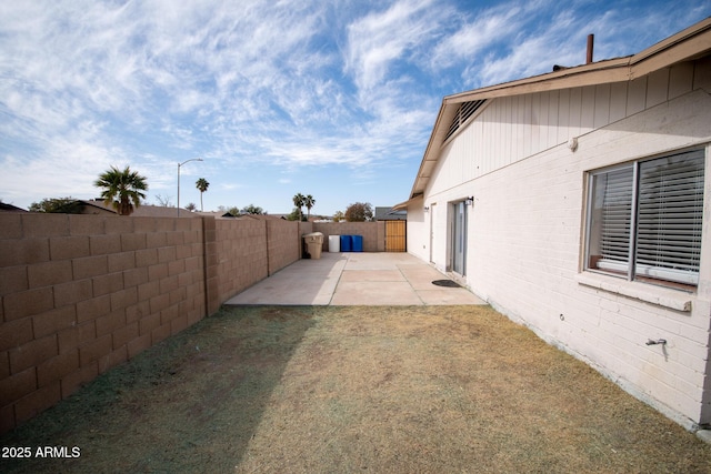 view of yard featuring a patio