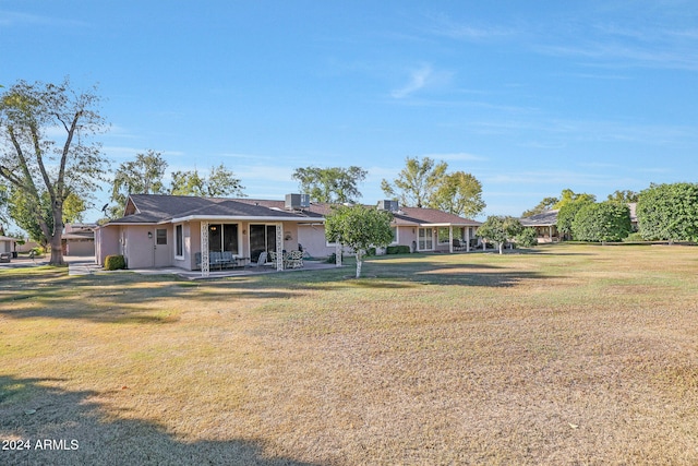 view of front of property featuring a front yard, a garage, and a porch