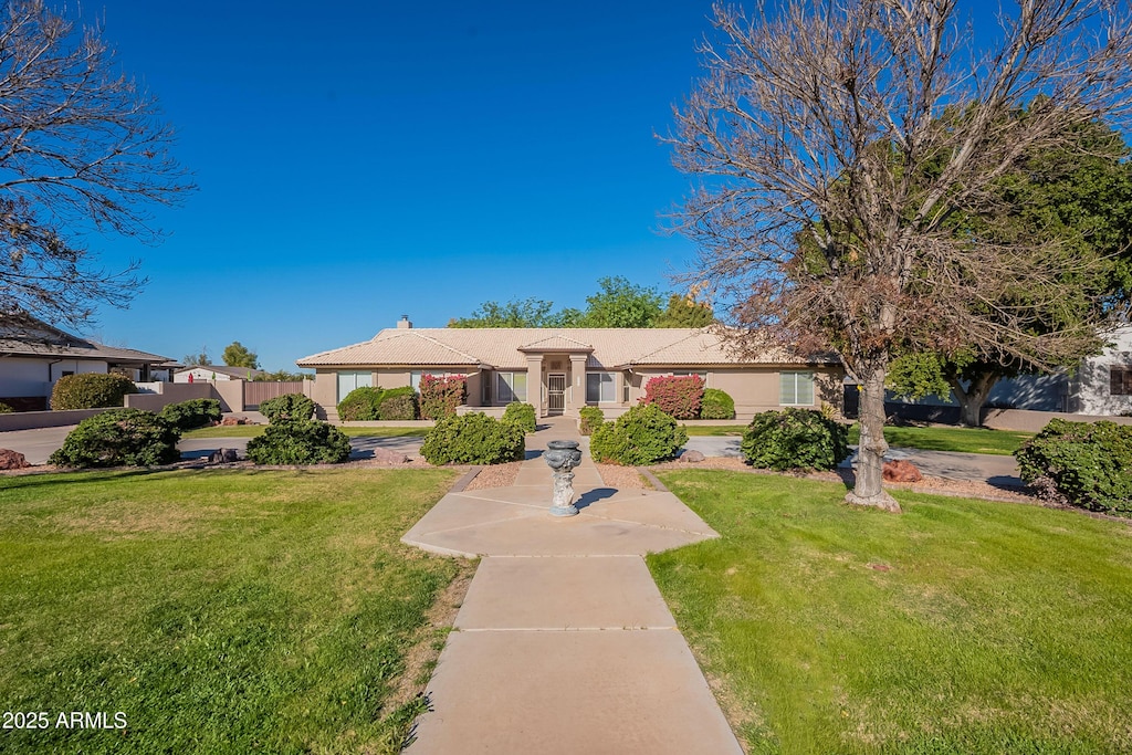 single story home featuring a front lawn