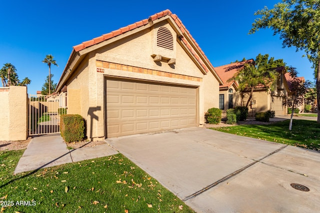 view of front of property featuring a front lawn and a garage