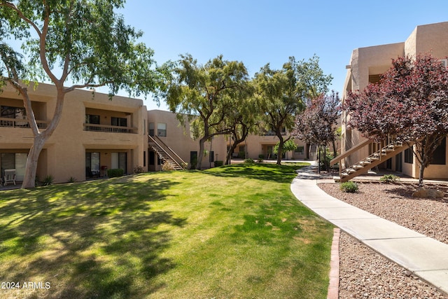 view of property's community featuring a lawn