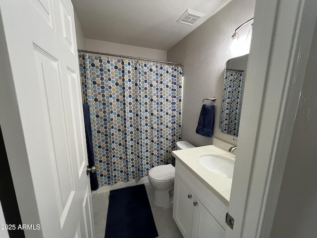 full bathroom featuring visible vents, toilet, vanity, and a shower with curtain