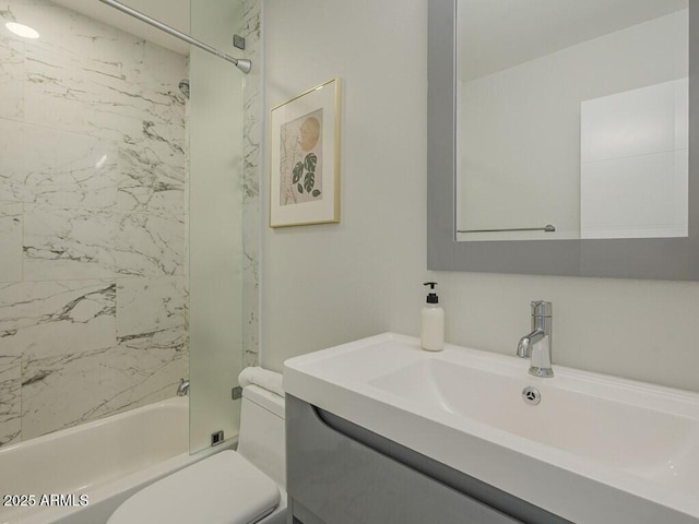 full bath featuring toilet, vanity, and bathtub / shower combination