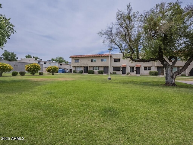 view of front facade featuring a front yard