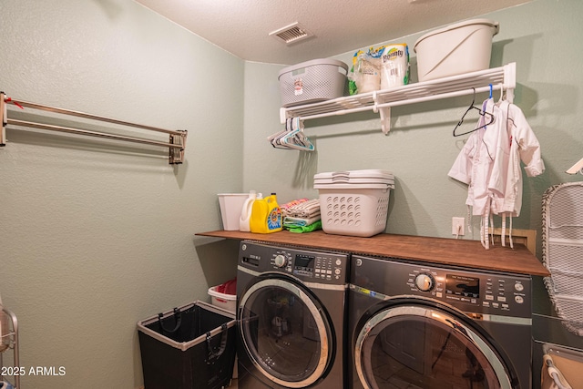 laundry room with laundry area, visible vents, and independent washer and dryer