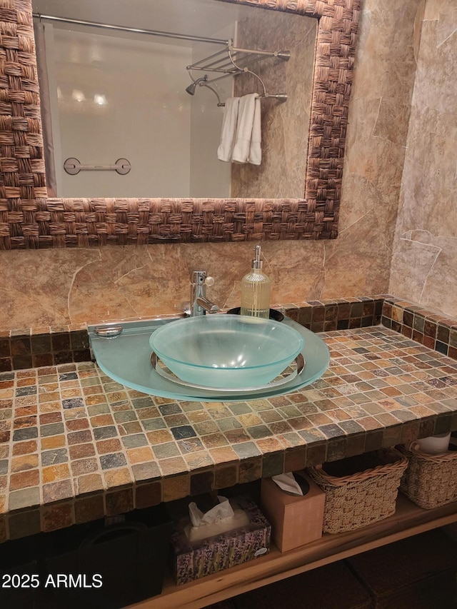8220 E Garfield St Unit M214, Scottsdale, AZ 85257 - bathroom featuring a sink and backsplash