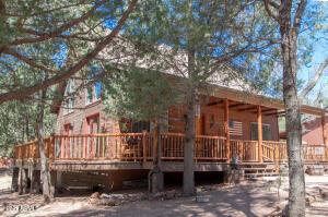 3458 N Meadow Dr, Pine, AZ 85544 - view of front facade with a deck