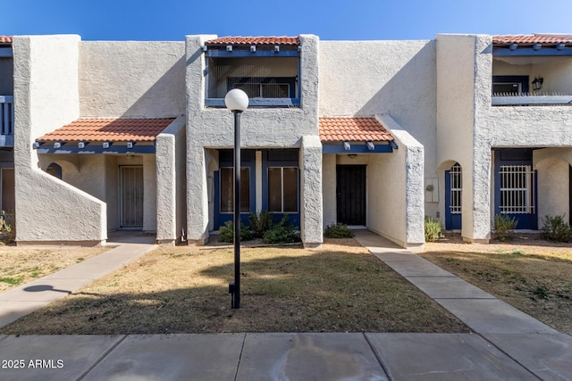 view of front of house with a front lawn