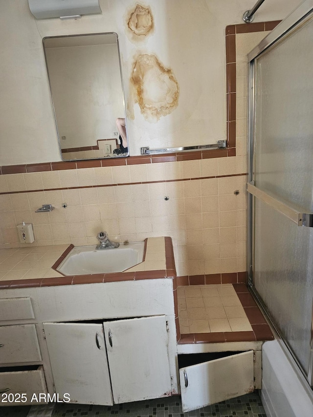 1630 E Catalina Dr, Phoenix, AZ 85016 - bathroom with vanity and tile walls